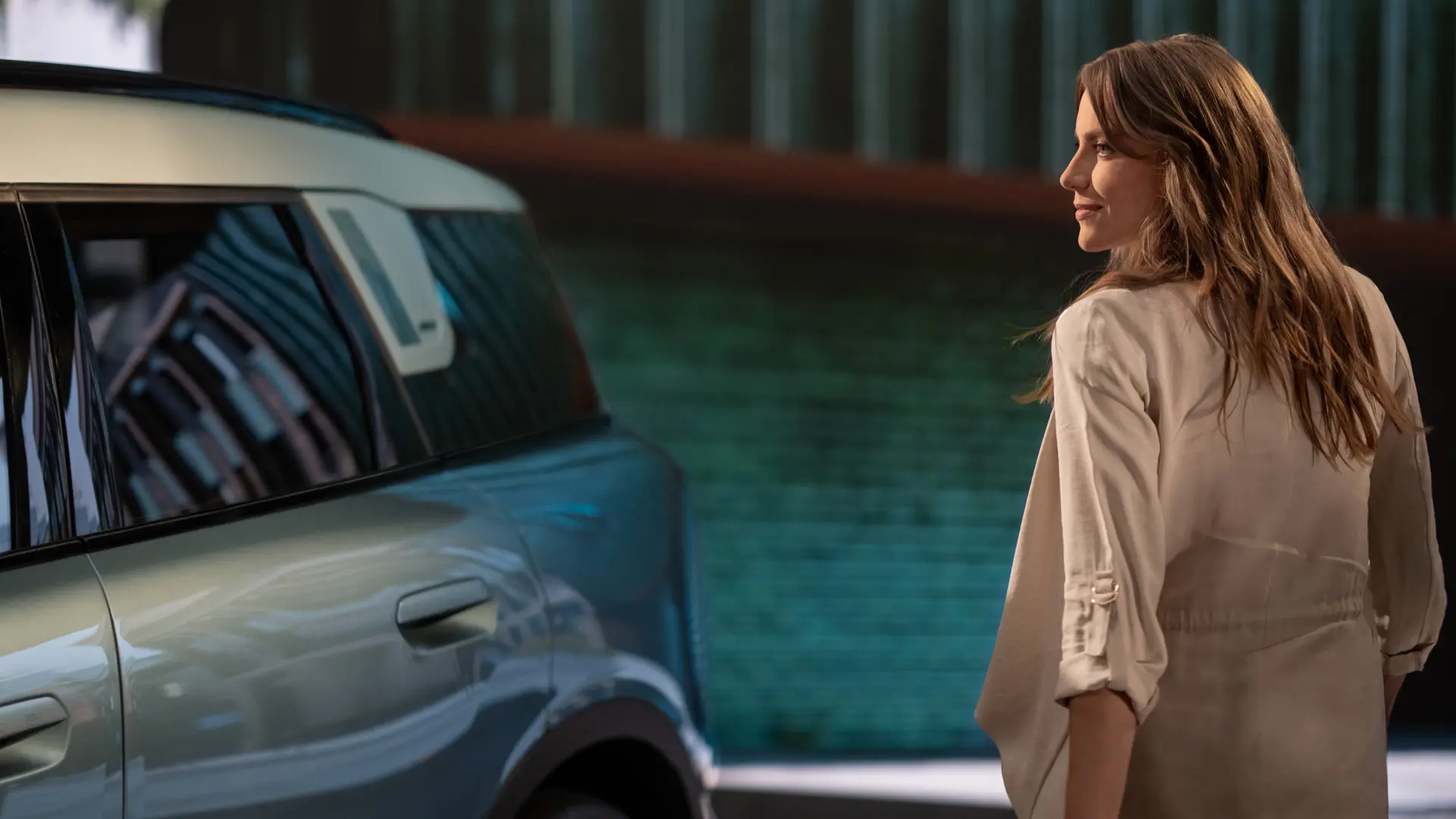 Una mujer junto a un MINI