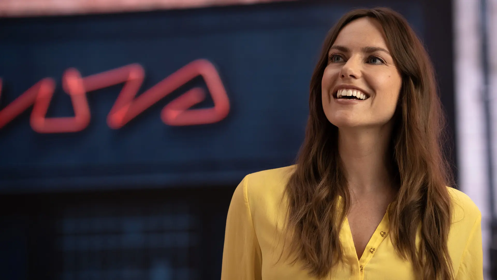 MINI service partner - mujer con camisa amarilla sonriendo